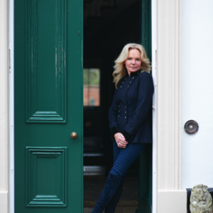 <em>Elsevier</em> op bezoek bij Lucinda Riley