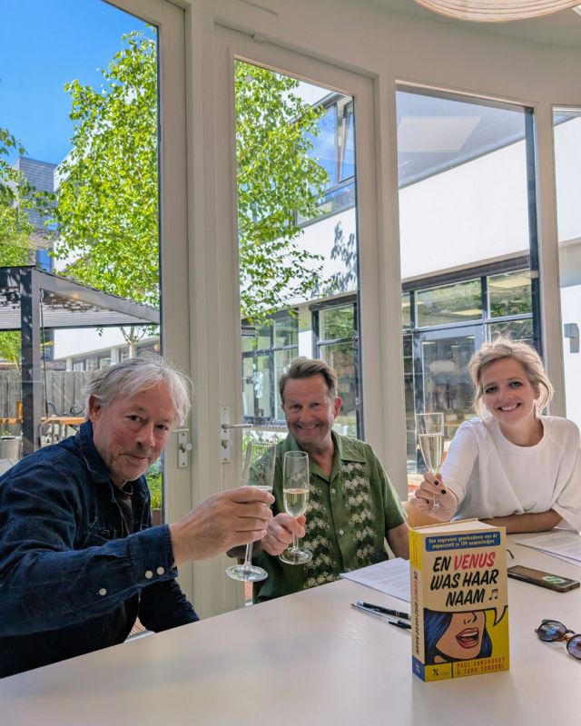 Yes! @paulonkenhout en @johnschoorl gaan aan de slag met een tweede boek over namenliedjes. 🎉 Gisteren werd het contract getekend bij Xander Uitgevers. Wij kunnen niet wachten!