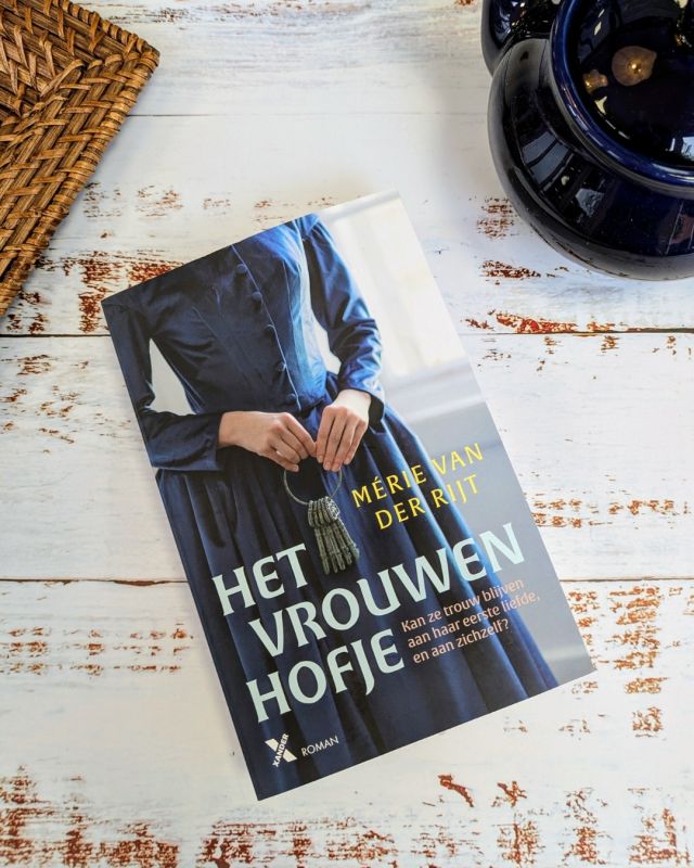 Nieuw! ‘Het vrouwenhofje’ van @merievanderrijt1970 is vanaf vandaag beschikbaar in de (online) boekhandel. 📚 Benieuwd? Lees hieronder waar het verhaal over gaat. 👇

In 1692 leeft de twintigjarige Maria in Den Haag, waar ze gevangen zit in een benauwde situatie met haar tirannieke moeder. Ze wil trouwen met haar jeugdliefde, de artistieke timmerman Johannes, maar kiest uiteindelijk voor het huwelijksaanzoek van de dertig jaar oudere notaris Pieter van Aerden. Maria belooft Johannes met Pieter te trouwen als deze overlijdt, maar haar keuze heeft onverwachte gevolgen. Een verhaal over liefde, opoffering en de moed om voor je hart te kiezen.

#mérievanderrijt #hetvrouwenhofje #nieuwboek #roman #historischeroman #leestips #boekentips #leesinspiratie #xanderuitgevers