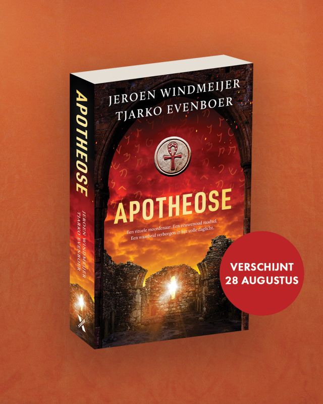 Cover reveal! 🔥

Het duurt niet lang meer: ‘Apotheose’, het derde deel in de Ryevaar-serie van @jeroenwindmeijer en @tjarko.evenboer verschijnt op 28 augustus! Benieuwd waar dit deel over gaat? Lees snel verder. 👇

In deze razend spannende thriller leidt een verborgen perkament in een schilderij van Rembrandt tot moord, religieuze symboliek en een dodelijke zoektocht. Een lone wolf laat een spoor van verderf achter. Professor Simon Ryevaar wordt ingeschakeld wanneer een restaurateur wordt gevonden met een geheimzinnig zonneteken in zijn voorhoofd. Wat volgt is een bloedstollende speurtocht vol religieuze intriges, historische onthullingen en occulte rituelen.

Reserveer nu jouw exemplaar via de link in onze bio!