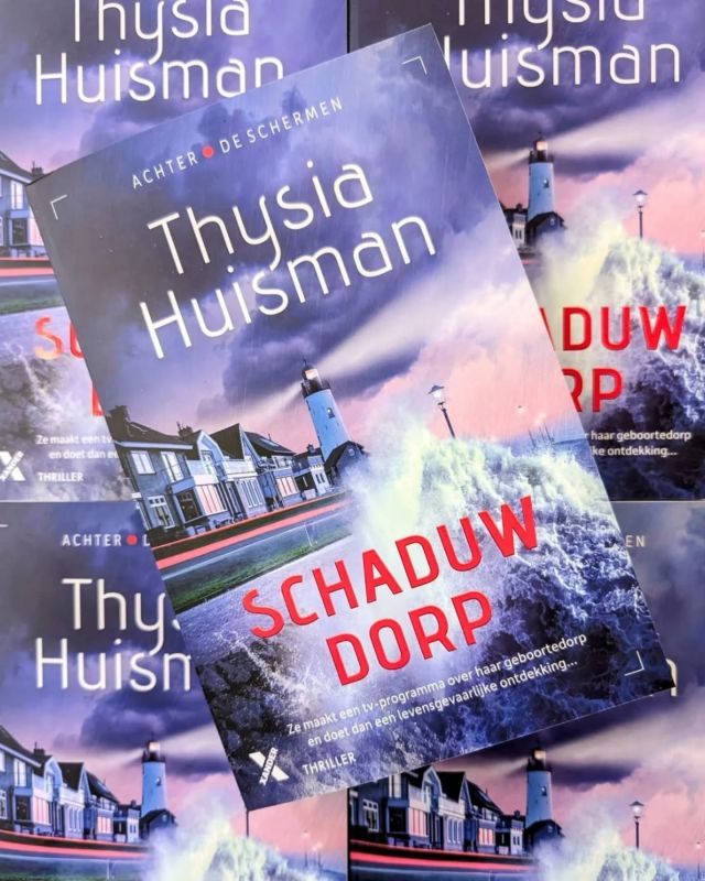 Vandaag verschenen! ‘Schaduwdorp’ van @thysia.huisman is een spannende thriller die onder je huid kruipt. Benieuwd? Lees hieronder snel verder. 👇

Programmamaker Charlie grijpt de kans om te werken voor een beroemde presentator en keert terug naar Urk, het dorp waar ze is opgegroeid en waar ze nooit meer naar terug wilde. Wat begint als een journalistiek project verandert al snel in iets veel gevaarlijkers. Terwijl ze steeds dieper graaft in het gesloten dorpsleven, stuit ze op een crimineel netwerk dat koste wat kost verborgen wil blijven.

Nu te koop in de (online) boekhandel! 📖

#ThysiaHuisman #Schaduwdorp #thriller #thrillerboek #nieuweboeken #boekentips #leestips #leesinspiratie #XanderUitgevers